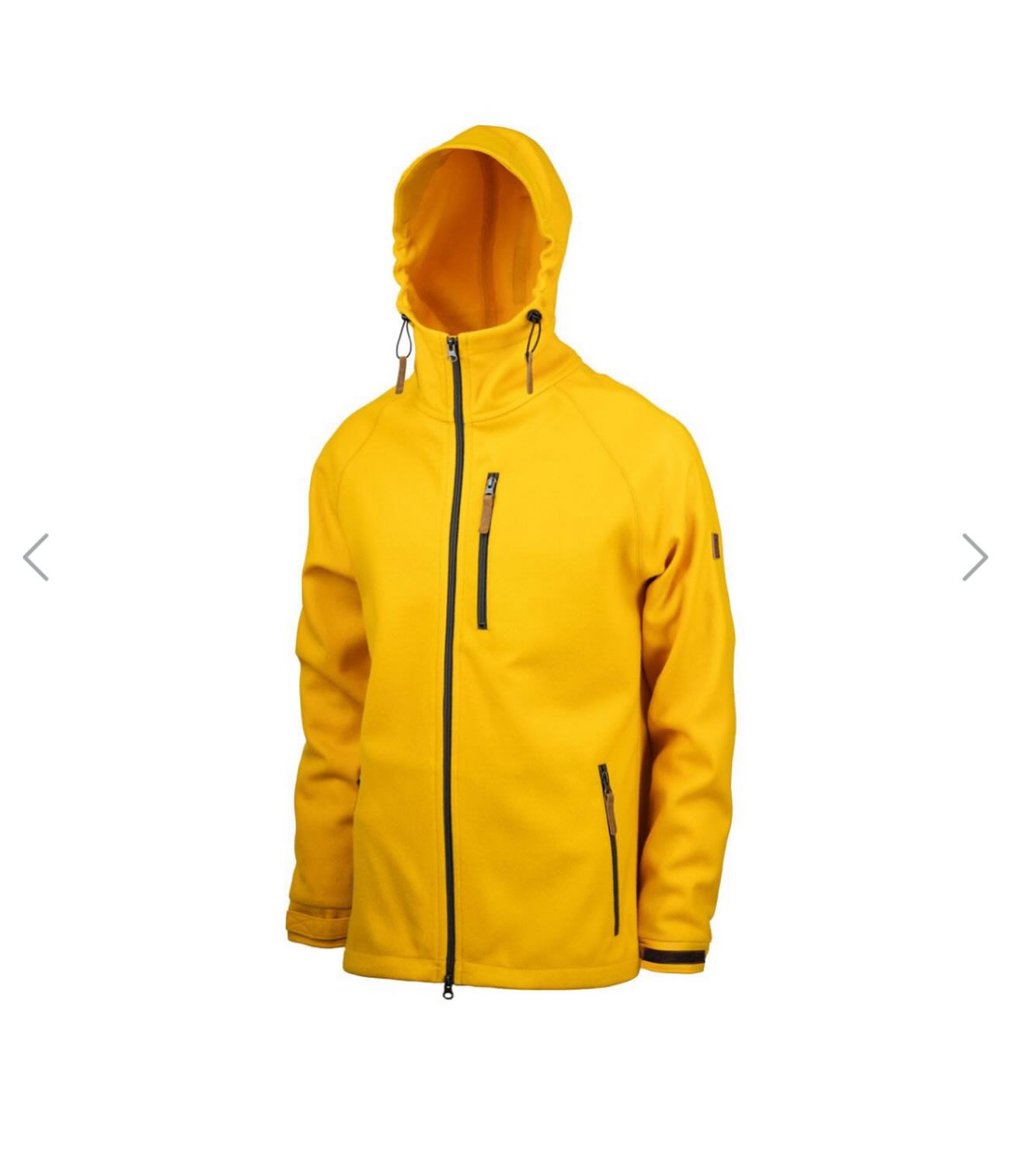 Raudi” – Deine leichte Lodenjacke für jedes Abenteuer 
Unsere neue leichte Herrenjacke Raudi aus reinem Tuchloden (100 % Schurwolle) überzeugt mit natürlicher Funktionalität. Sie ist wärmend, atmungsaktiv und dank ihres bequemen Schnitts ideal für Bewegung – ob beim Wandern, Trekking oder auf Erkundungstour in der Natur. Die wetterfeste Kapuze und der hochschließende Kragen schützen zuverlässig bei Wind und Wetter. Ihr findet sie mit und ohne Kapuze in drei Farben in unserem Onlineshop!