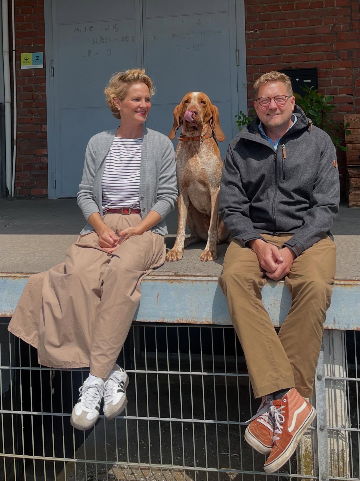 Zum Abschluss unserer Teamvorstellung möchten wir uns selbst vorstellen: Wir sind Gudela und Markus, verheiratet, Eltern von zwei Kindern – und unser Jagdhund ist meistens nicht weit entfernt. Mit der ganzen Familie sind wir viel draußen unterwegs und kommen so auf immer neue Ideen für unsere beiden Marken.

Seit 15 Jahren leiten wir gemeinsam WALDKAUZ. Markus bringt seine Erfahrung aus der Werbebranche mit, Gudela kommt aus der Modewelt – zwei unterschiedliche Hintergründe, die sich in der Arbeit sehr gut ergänzen.

Was damals mit einer Idee begann, ist heute ein kleines Unternehmen mit einem großartigen Team, das ihr in den letzten Tagen kennenlernen konntet. Und natürlich gibt es auch noch einige weitere Kolleginnen und Kollegen, die im Hintergrund mitarbeiten – vom Lager bis zum Kundenservice – und täglich ihren Teil zum Ganzen beitragen.

Wir freuen uns auf alles, was noch kommt – und sind gespannt auf die nächsten Schritte.

⸻

#Waldkauz
#Familienunternehmen
#MadeInGermany
#ManufakturLiebe
#SelbstständigSein
#Gründerteam
#15JahreWaldkauz
#DeutscheManufaktur
#Unternehmerpaar
#HandwerkMitHerz
#Teamvorstellung
#QualitätStattMasse
#BusinessAlltag
#nachhaltigproduziert