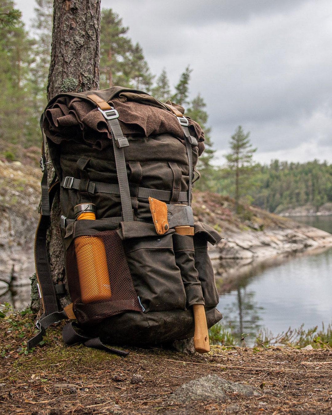 Alles dabei, alles durchdacht: Mit rund 44 Litern Volumen bietet der STEINKAUZ Rucksack "Bushmann" reichlich Platz für Ausrüstung, Verpflegung und alles, was draußen im Einsatz gebraucht wird. Klare Fächerstruktur, flexible Außentaschen und robuste Details sorgen dafür, dass jedes Teil seinen festen Platz findet. Komfortable Trageelemente verteilen das Gewicht sauber und sorgen dafür, dass er auch an langen Tagen im Gelände ein zuverlässiger Begleiter ist.  #Wandern #Bushcraft #OutdoorLife #Outdoor #Hiking