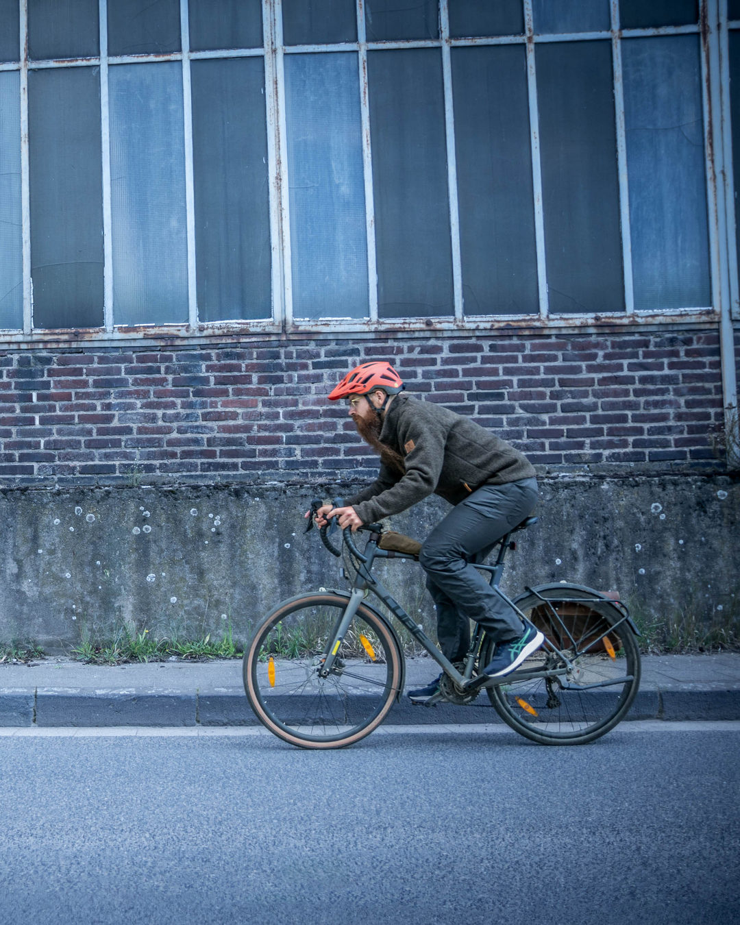 Die STEINKAUZ Lodenjacke "Pedalist" verbindet Loden mit moderner Funktion und bringt genau das auf die Straße, was im Alltag und auf Touren zählt: angenehmes Körperklima, zuverlässiger Schutz und ein Schnitt, der in Bewegung überzeugt. Ob Arbeitsweg, Wochenendrunde oder lange Bikepacking Etappe, diese Jacke begleitet Dich, wenn es draußen darauf ankommt . Die Jacke ist nur noch in ausgewählten Größen verfügbar und daher aktuell im Preis reduziert erhältlich! #Steinkauzloden #Pedalist #Fahrradjacke #OutdoorJacke #Loden
