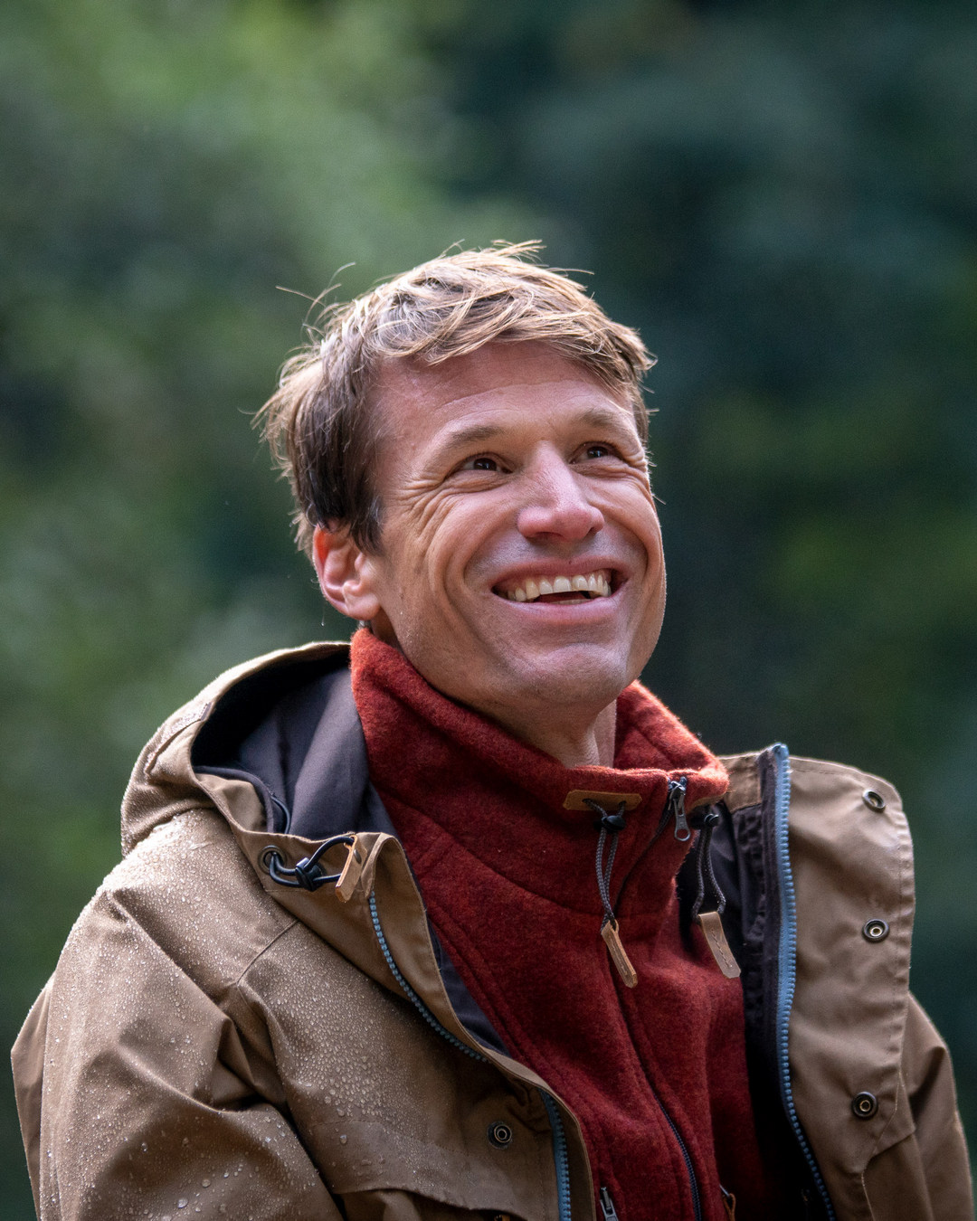 Leicht und flexibel unterwegs, aber auf alles vorbereitet. Die STEINKAUZ Jacke "Windfang" ist der flexible Allrounder in unserem Jackenprogramm. Aus gewachstem Polycotton gefertigt, schützt sie zuverlässig vor Wind und kurzen Schauern und bleibt dabei angenehm im Tragegefühl. Ideal für Touren, Übergangstage und alles dazwischen. #draussenzuhause #OutdooLife #OutdoorGear #Reiseausrüstung #Wetterfest