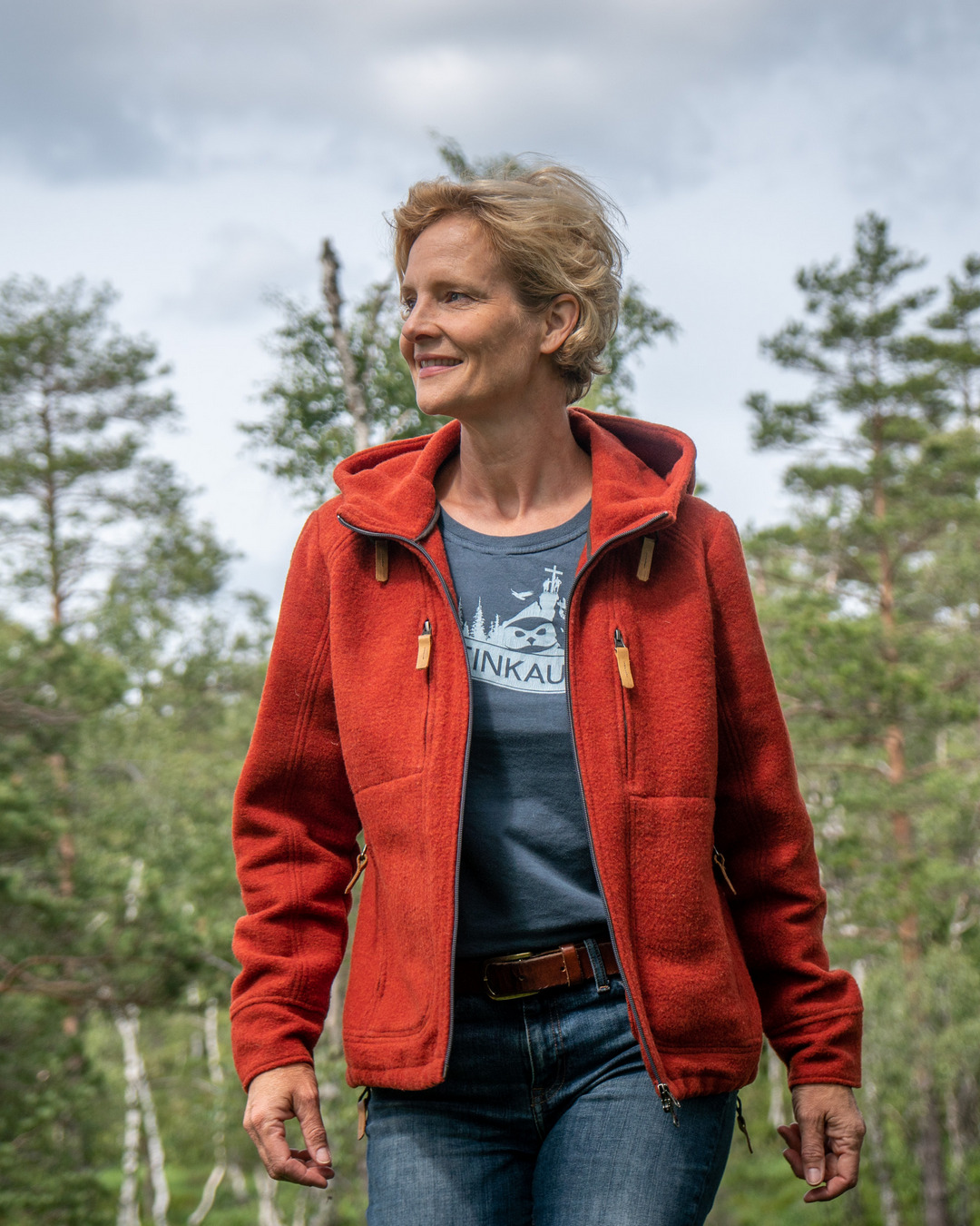 Auch im Sommer zeigt die STEINKAUZ Lodenfleecejacke "Kapuzenwally" ihre Stärke. Wenn die Tage warm waren und die Abende langsam abkühlen, sorgt der STEINKAUZ Lodenfleece für ein ausgeglichenes Trageklima und angenehme Wärme, ohne zu überhitzen. Leicht, atmungsaktiv und genau richtig für lange Abende draußen in der Natur. #draussenzuhause #Wandern #NachhaltigeMode #Funktionsbekleidung #OutdoorGear