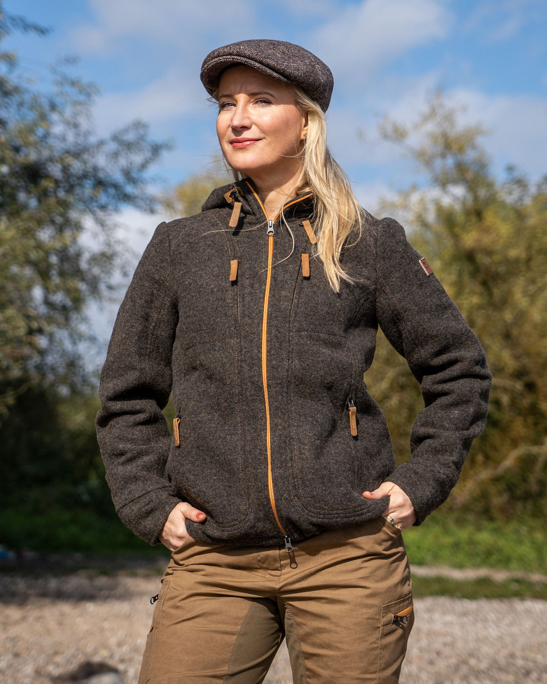 Unsere erfolgreiche Lodenjacke "Kapuzenwally" ist selbstverständlich auch für Frauen erhältlich. Mit ihrem bequemen, leicht taillierten Schnitt und den bewährten Klimaeigenschaften des STEINKAUZ Lodenfleeces bietet sie Komfort und Funktion für alle, die draußen unterwegs sind und auf zuverlässige Bekleidung setzen. #Lodenjacke #Loden #Wandern #Berge #Hiking