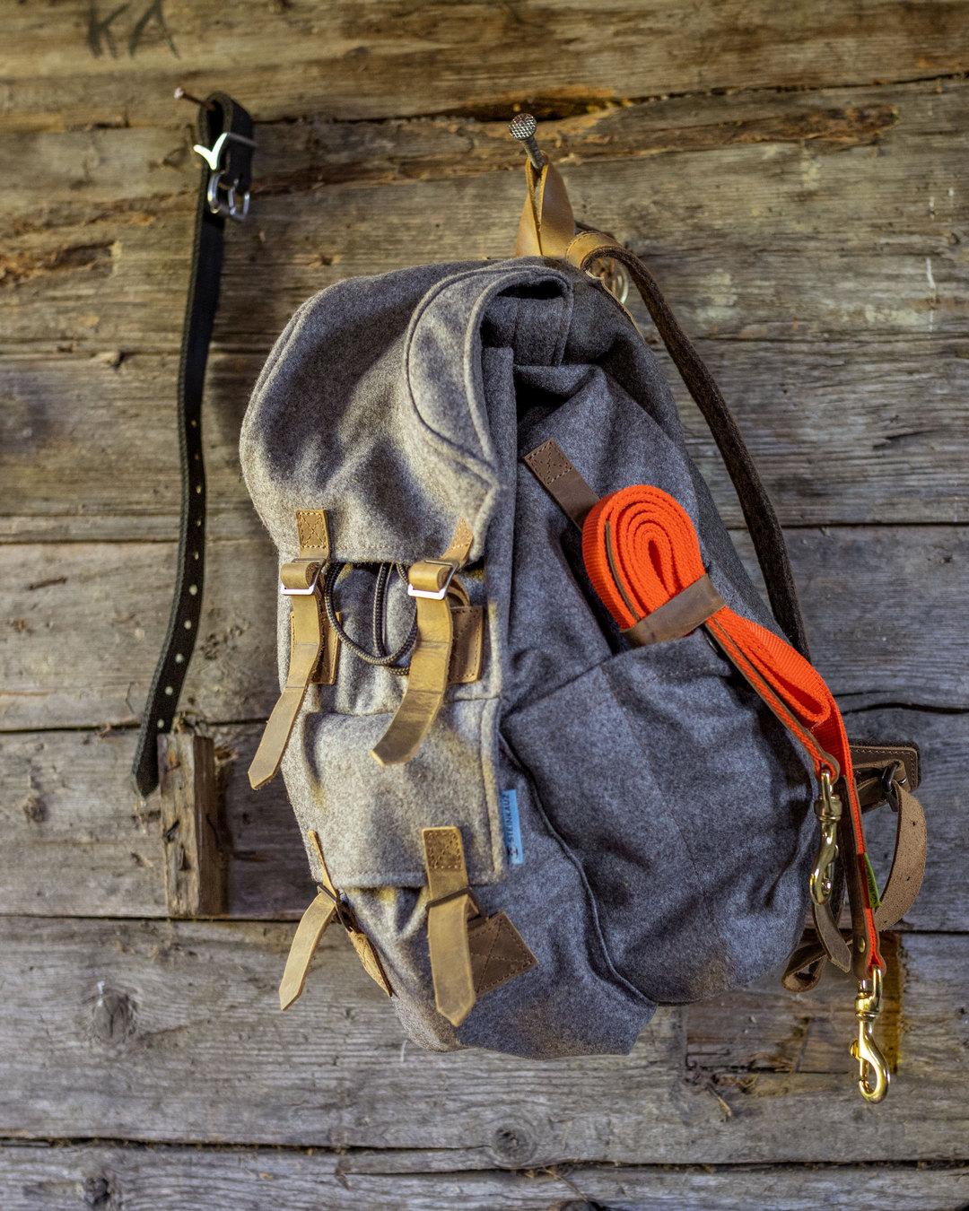 Der STEINKAUZ-Wanderrucksack "Tannhorn II" ist ein echter Allrounder. Die Materialkombination aus bestem Loden aus reiner Schurwolle, starkem, extra gefettetem Nubukleder und Wollfilz machen den Rucksack zu einem sehr schicken und dabei zeitlosen Kompagnon.  #Wandern #Bushcraft #OutdoorLife #Outdoor #Hiking #Berge