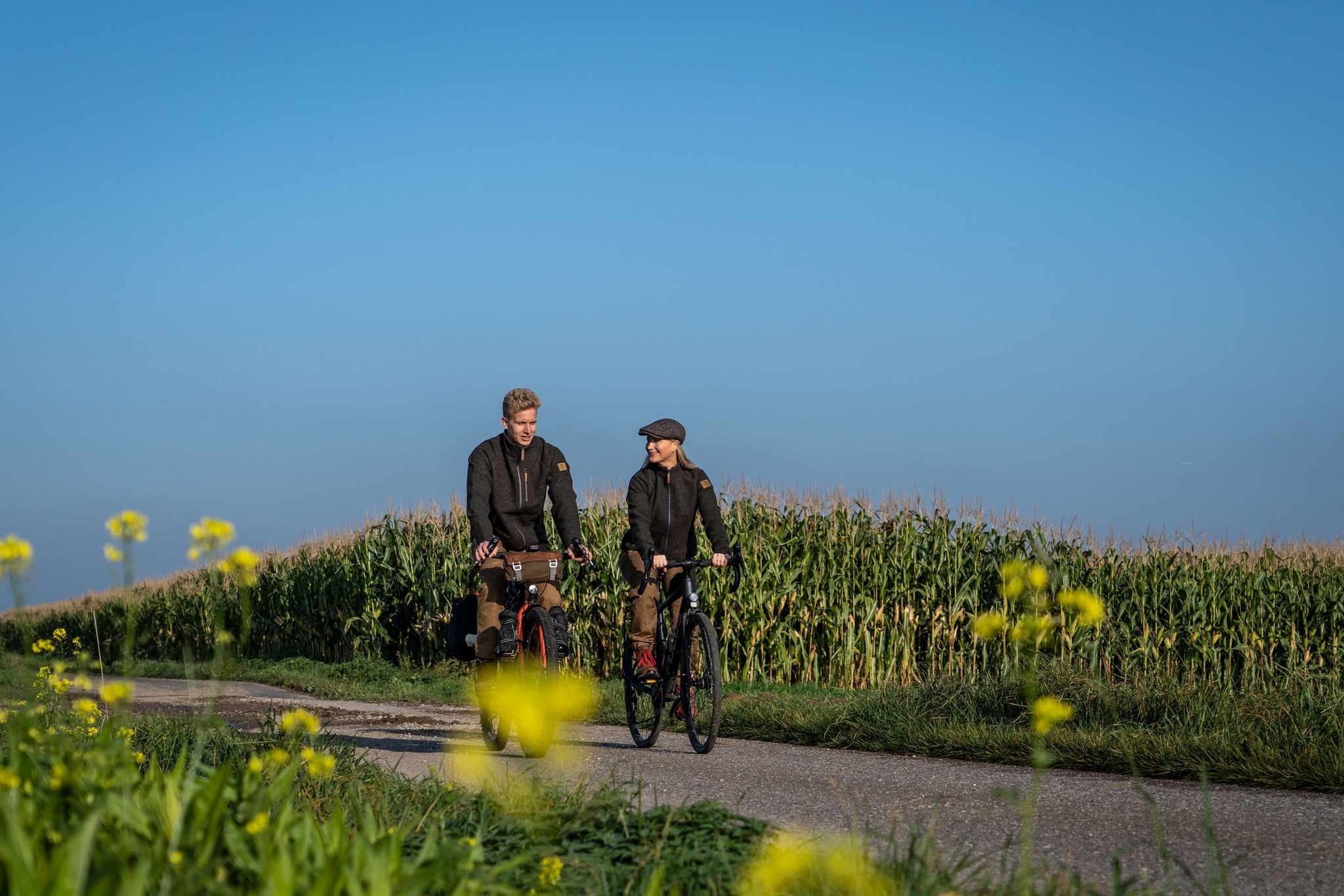 Ob auf dem täglichen Weg zur Arbeit, bei der Feierabendrunde oder auf mehrtägigen Touren – die STEINKAUZ „Pedalist“-Kollektion verbindet zeitloses Design mit hochwertigen Materialien und durchdachter Funktionalität.
Die Fahrradtaschen aus robustem Waxed Cotton setzen stilvolle Akzente und begleiten zuverlässig durch Alltag und Abenteuer. Ergänzt wird die Kollektion durch die beliebten „Pedalist“ Fahrradjacken, die aktuell in den letzten verfügbaren Größen zu einem attraktiven Sonderpreis erhältlich sind, bevor sie in neuer Auflage zurückkehren. #cyclingwear #bikepacking #fahrradliebe  #Fahrradfahren #Bicycle