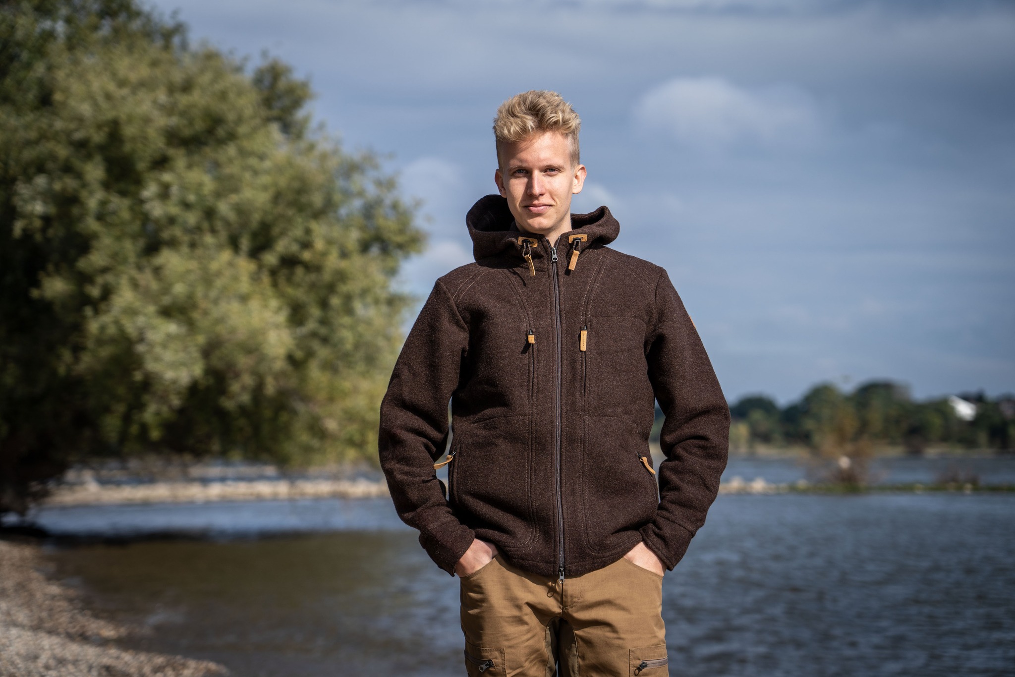 Der STEINKAUZ Lodenfleece-Hoodie „Kapuzenhuber“ verbindet zeitlosen Stil mit natürlicher Funktionalität. Der weiche Lodenfleece aus reiner Schurwolle hält angenehm warm, ist atmungsaktiv und sorgt dank seines bequemen Schnitts für höchsten Tragekomfort – ob in der Natur oder beim Stadtbummel. #SteinkauzLoden #Loden #Draussenzuhause #Hiking #Wandern #Berge