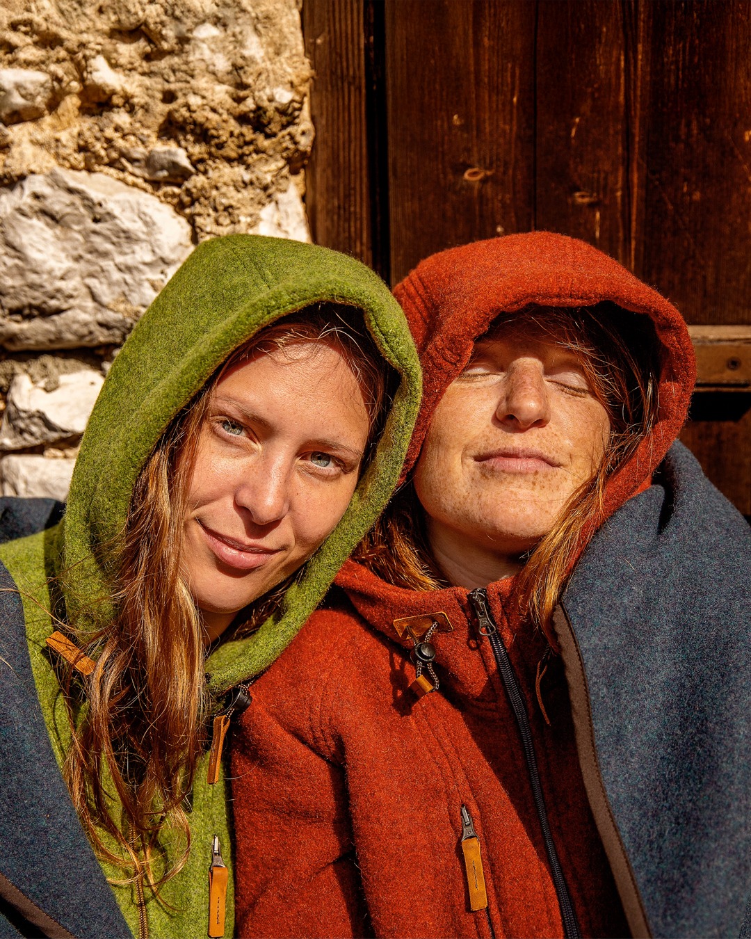 Unsere Lodenfleecejacke "Kapuzenwally" vereint die bewährten Eigenschaften von Lodenfleece wie Wärme, Atmungsaktivität und Bewegungsfreiheit in einer feminin geschnittenen Jacke. Der hoch schließende Kragen, die praktische Kapuze und durchdachte Details machen sie zum idealen Begleiter für kühle Tage in der Natur und im Alltag. #lodenfleece #outdoorbekleidung #naturstoff #damenjacke #Loden #Wandern #Berge #Hiking