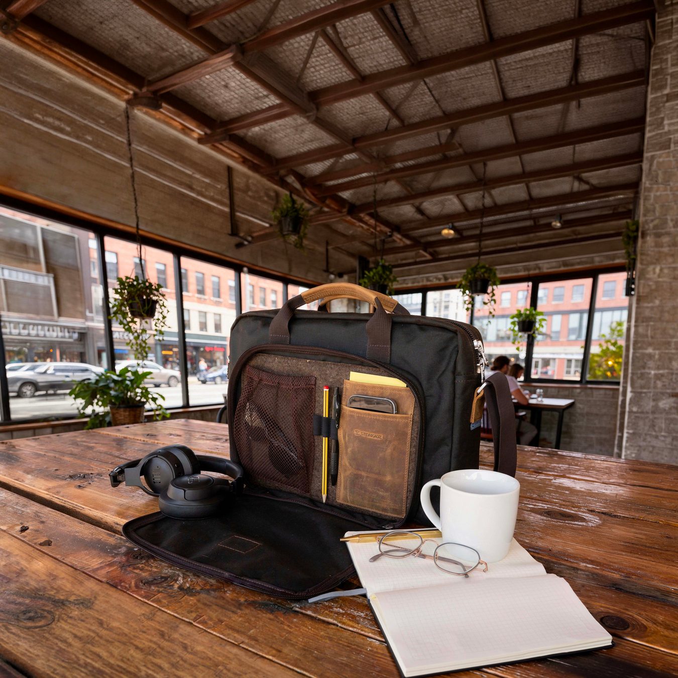 Dein neuer Kollege im Büro: Die Laptoptasche "DATENTRÄGER"! Jetzt bei uns im Online-Shop. => Link in Bio. #ArbeitenvonZuhause #Arbeit #Laptop #UnterwegsArbeiten #Alltag