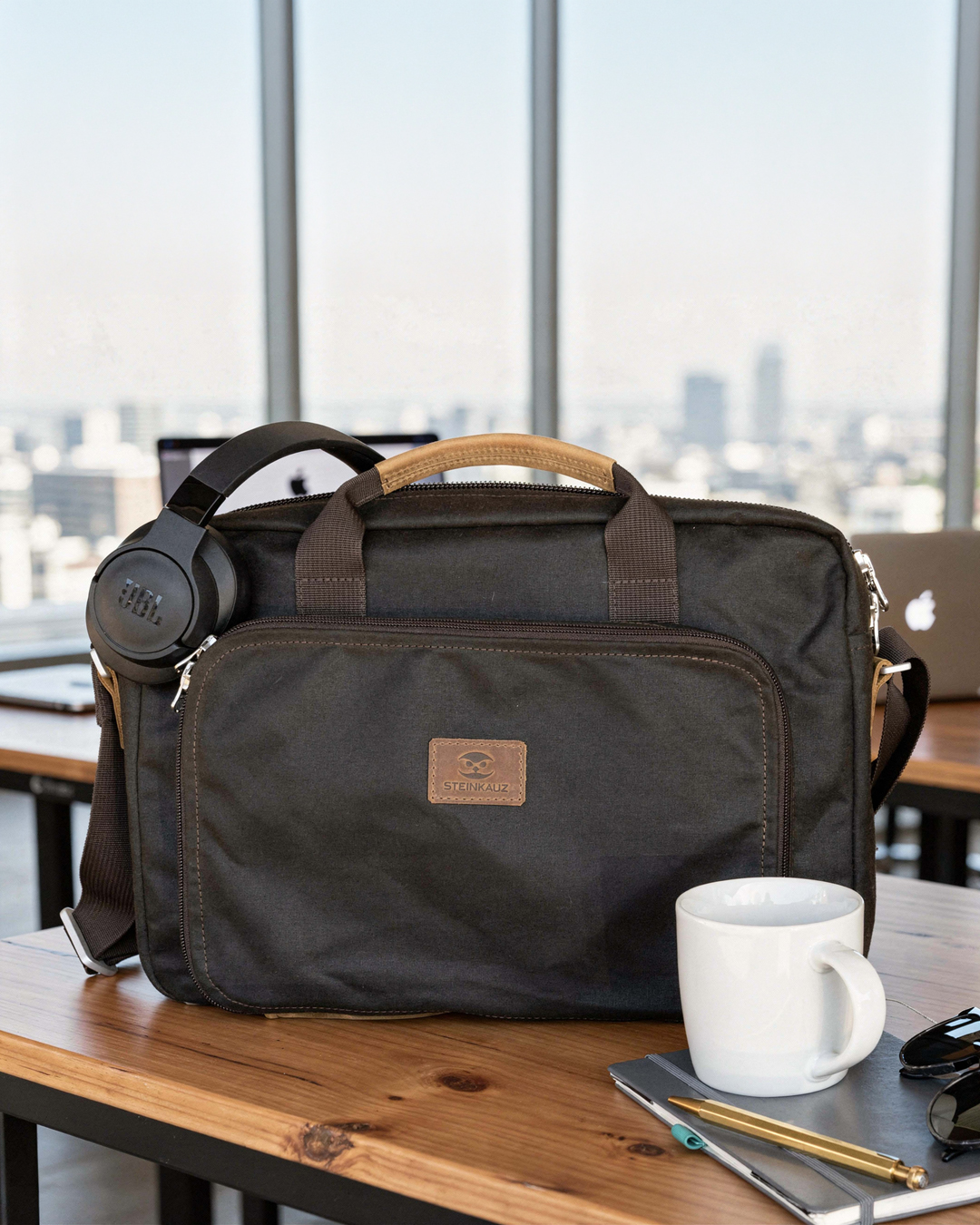Der Arbeitsplatz ist heute überall. Im Büro, unterwegs oder mitten in der Natur. Genau dafür haben wir die Laptoptasche „DATENTRÄGER“ entwickelt. Robustes Waxed Cotton schützt zuverlässig vor Wind und Wetter, während die Rückseite aus abriebfestem Loden auch auf heller Kleidung angenehm zu tragen ist. Durchdachte Fächer sorgen dafür, dass Laptop, Unterlagen und Zubehör immer ihren festen Platz haben. #Büro #Arbeit #Laptop #DraussenArbeiten #Unterwegs