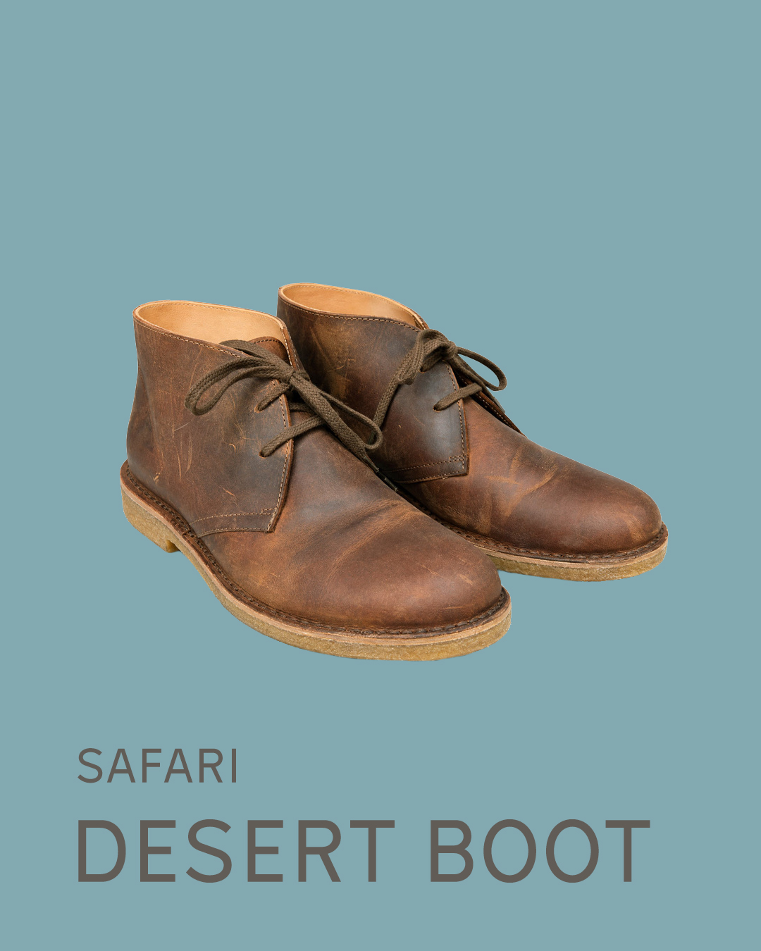 Ein absoluter Klassiker! Ob auf Reisen, auf Safari oder im Alltag: Unser neuer Desert Boot verbindet lässigen Komfort mit zeitlosem Understatement. Gemeinsam mit der italienischen Manufaktur Astorflex entwickelt, entsteht er aus charakteristischem Fettnubukleder, weichem Kalbslederfutter und einer flexiblen Kreppsohle aus Naturkautschuk. Hochwertig, bequem und bewusst zurückhaltend im Design. Ein Schuh, der mit den Jahren nicht nur begleitet, sondern durch seine individuelle Patina immer mehr Charakter bekommt. #OutdoorGear #Safari #MadeforLife #OutdoorStyle #OutdoorLife