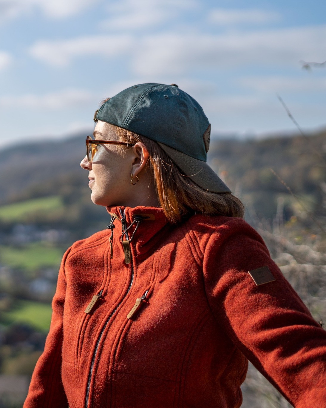 Unsere beliebte, herrlich weiche Lodenjacke "Kragenwally" gibt es auch in dem warmen Farbton "Jaspisrot". #draussenzuhause #Wandern #NachhaltigeMode #Funktionsbekleidung #OutdoorGear