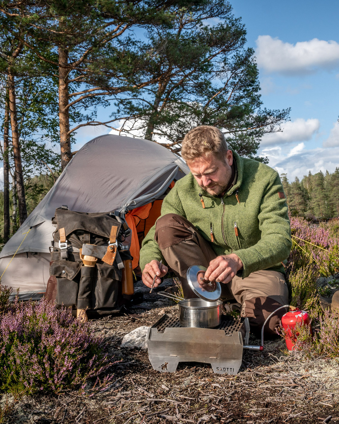 Unser STEINKAUZ Rucksack "Bushman" ist fürs Draußensein gemacht. Entstanden aus einer Tour durch die schwedische Wildnis, wurde er für alle entwickelt, die gerne länger draußen unterwegs sind und dabei einiges an Ausrüstung dabeihaben. 44 Liter Hauptfach, geräumige Außentaschen, zahlreiche Befestigungsmöglichkeiten und sogar eine Halterung für die Axt schaffen Platz für alles, was unterwegs gebraucht wird. Robuster Waxed Cotton trifft dabei auf Leder, Loden, Filz und Aluminium. Ein Materialmix, der einiges aushält und mit jedem Einsatz noch ein bisschen mehr Charakter bekommt. Ob Bushcrafting, Kanutour oder ein paar Tage draußen im Wald: Der Bushman ist kein Leichtgewicht für Grammzähler, sondern ein echtes Arbeitstier für alle, die robuste und durchdachte Ausrüstung schätzen. #Wandern #Bushcraft #Outdoor #DraussenZuHause #Camping