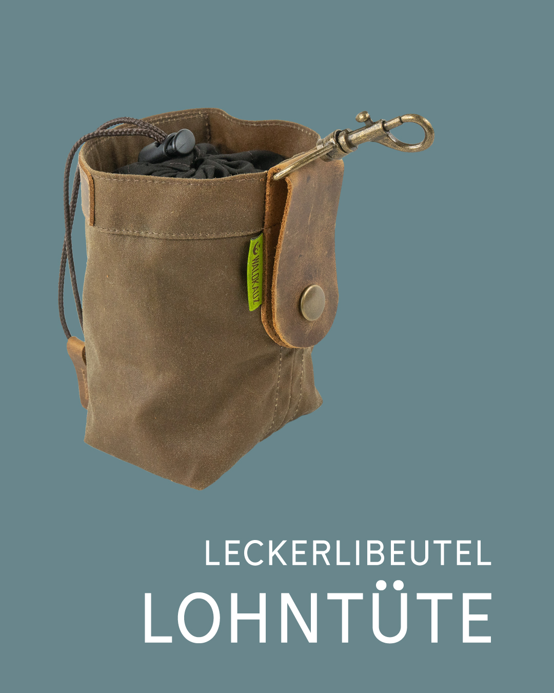 Gute Ausbildung beginnt mit Vertrauen und der richtigen Belohnung zur richtigen Zeit. Die Leckerlietasche „Lohntüte“ sorgt dafür, dass die kleinen Motivationshelfer beim Training immer griffbereit sind. Aus robustem Waxed Cotton gefertigt, mit gefüttertem Innenraum und praktischer Befestigung am Gürtel, an der Leine oder der Hosentasche. #OutdoorGear #Hunde #OutdoorLifestyle #MadeForOutdoors #Hundearbeit #Hundetraining