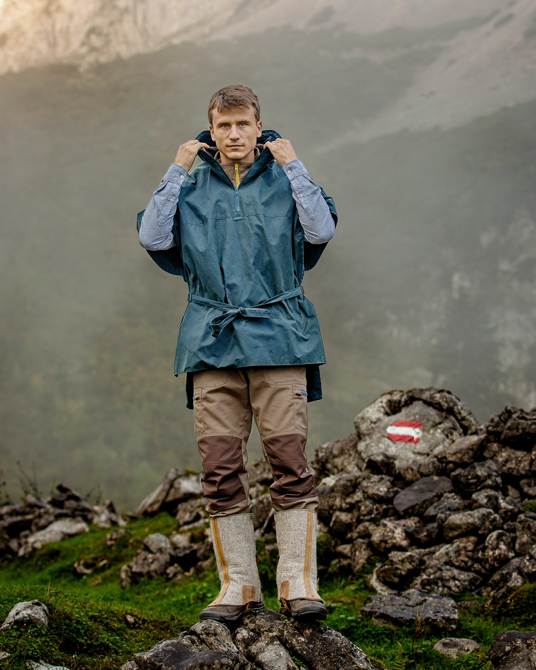 Sauwetter? Na und! Der STEINKAUZ „Wassermann“ aus englischem Waxcotton macht verregnete Tage einfach ein bisschen schöner – und in Petrol sowieso. #STEINKAUZ #Wassermann #Waxcotton #Petrol #Sauwetter #DraußenUnterwegs