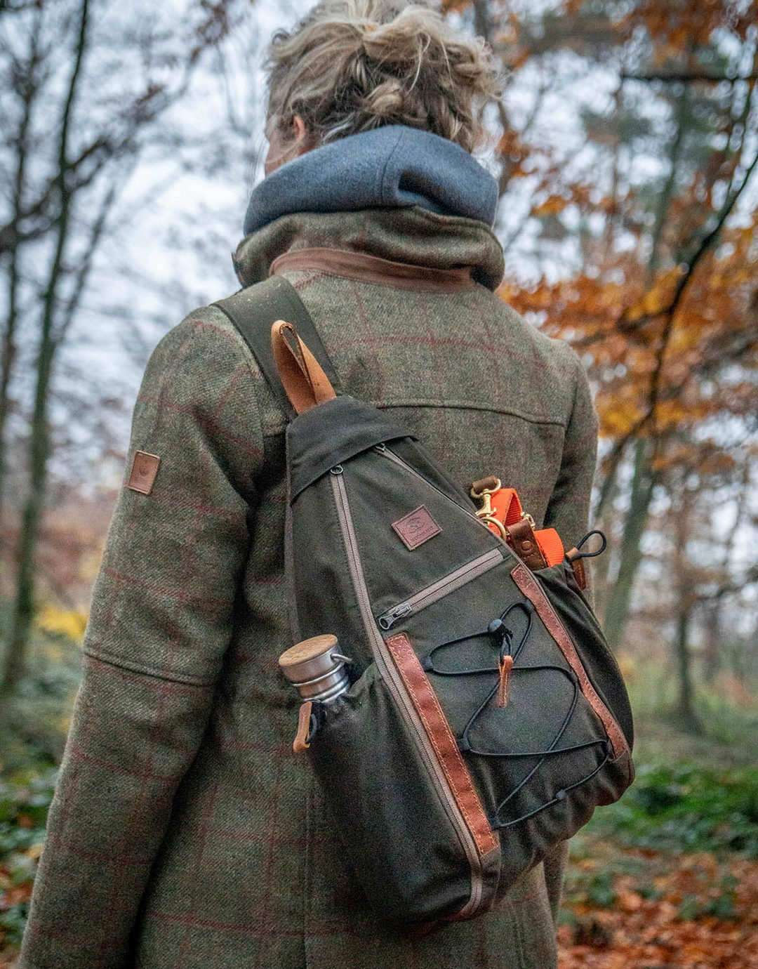 Rucksack oder Umhängetasche? Warum entscheiden? Unser STEINKAUZ Slingbag verbindet das Beste aus beiden Welten: lässig über einer Schulter getragen, bequem auf dem Rücken und mit allem Wichtigen schnell zur Hand. Gefertigt aus robustem Waxed Cotton, durchdacht aufgeteilt und gemacht für alle, die unterwegs gern unkompliziert bleiben. #STEINKAUZ #Slingbag #Schultertasche #WaxedCotton #DraußenUnterwegs #Outdoor