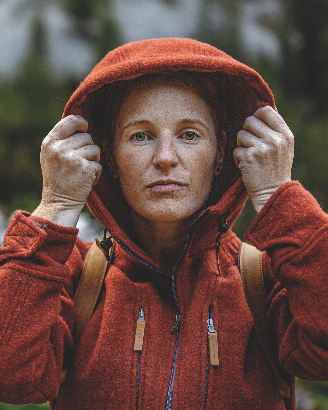 Herbstwetter? Kapuze auf und raus! Die STEINKAUZ „Kapuzenwally“ aus weichem Lodenfleece begleitet euch durch kühle, windige Tage. 100 % Schurwolle sorgt für natürliche Wärme und ein angenehmes Trageklima, während der bequeme, leicht taillierte Schnitt jede Menge Bewegungsfreiheit lässt. Eine Jacke für alle, die auch im Herbst lieber draußen als drinnen sind. #STEINKAUZ #Kapuzenwally #Lodenfleece #Schurwolle #Lodenjacke #Herbst #DraußenZuhause