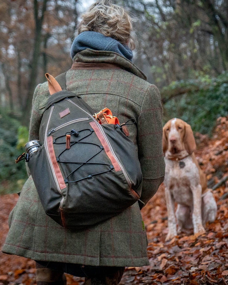 Unsere STEINKAUZ-Schultertasche "Querkopf" wird aus Waxed Cotton und Leder gefertigt und ist ein echtes Stück Wertarbeit! Die sorgfältige Verarbeitung und die Auswahl besonders wertiger Materialien sieht man ihr bis ins kleinste Detail an. #OutdoorLife #DraussenzuHause #Wandern #Berge #Bergwelten